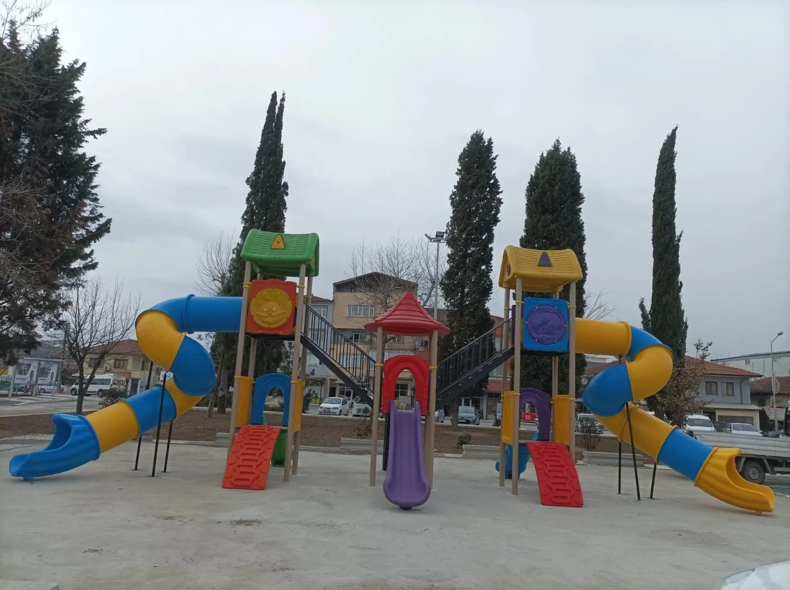 İki üniteli oyun alanı; tünel kaydırak ve tırmanma rampası
