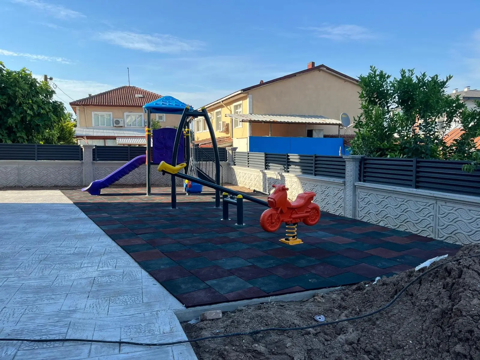 Oyun grubu ve motosiklet figürlü yaylı oyuncak, kauçuk fayans zemin