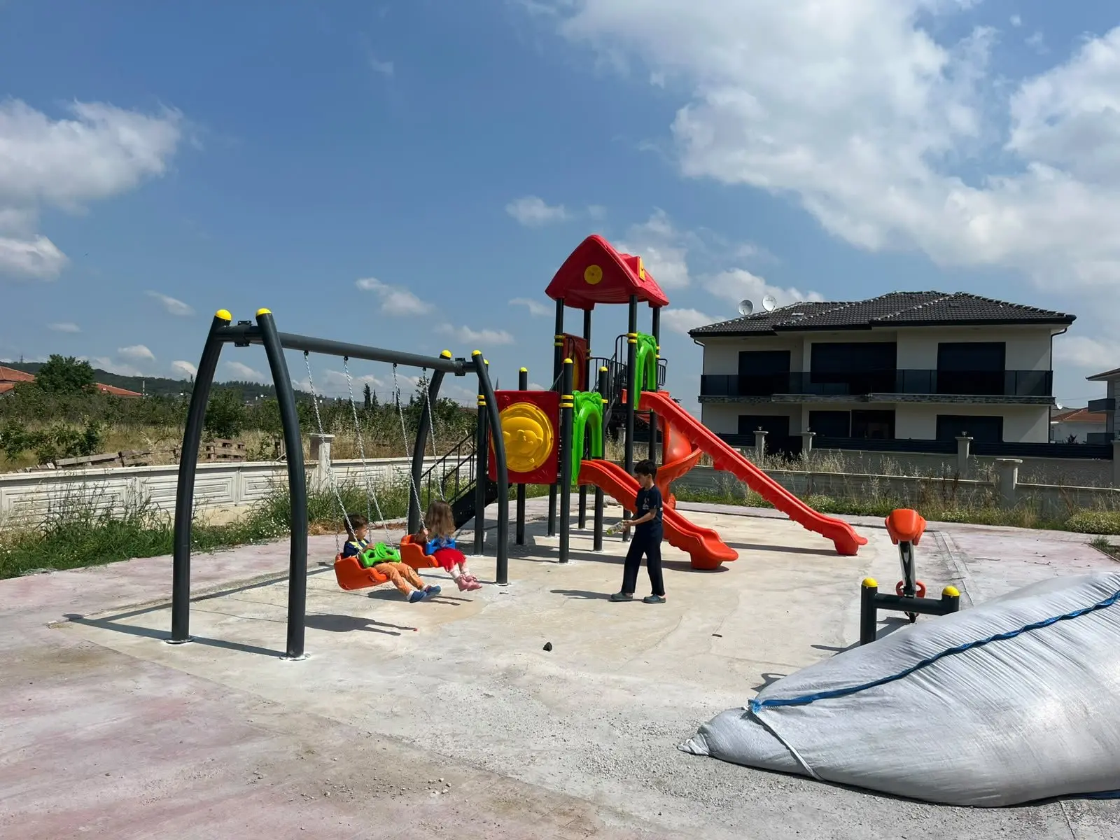 Kemer taşıyıcılı salıncak ve oyun grubu; kurulum tamamlanmak üzere