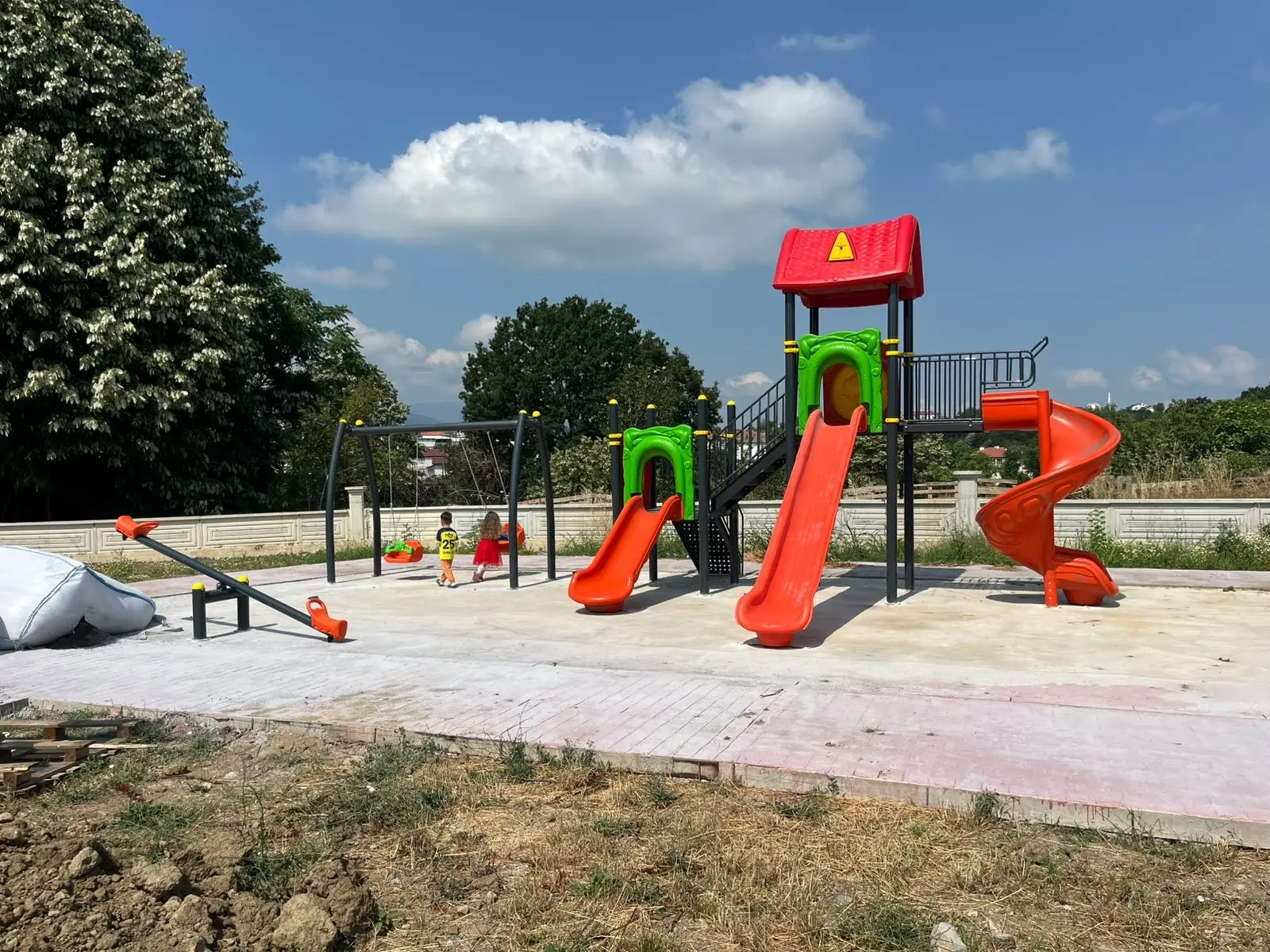Birden fazla oyun ünitesi ve tahterevalli içeren oyun alanı