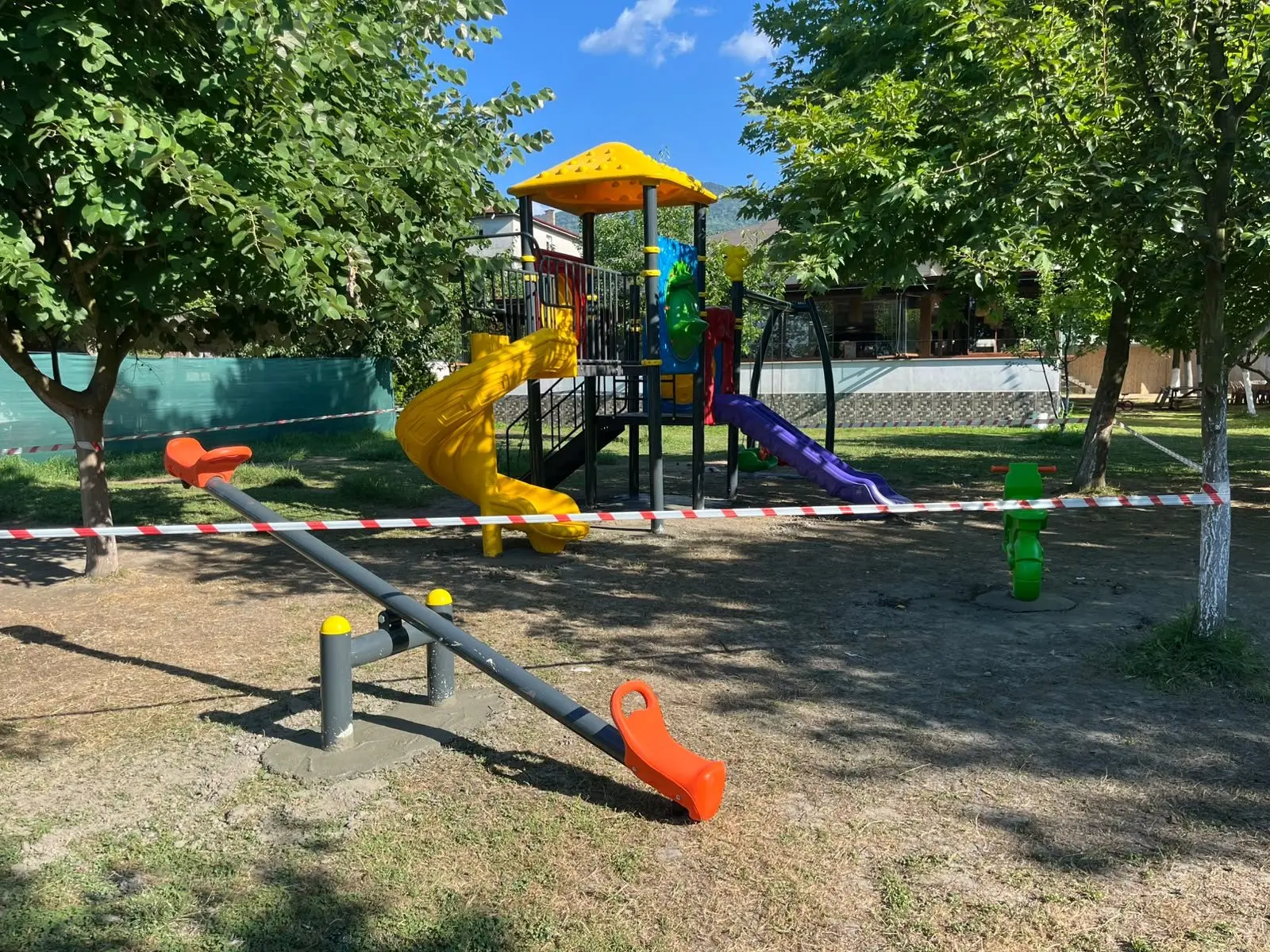 Ağaçlık alan içinde oyun grubu ve tahterevalli